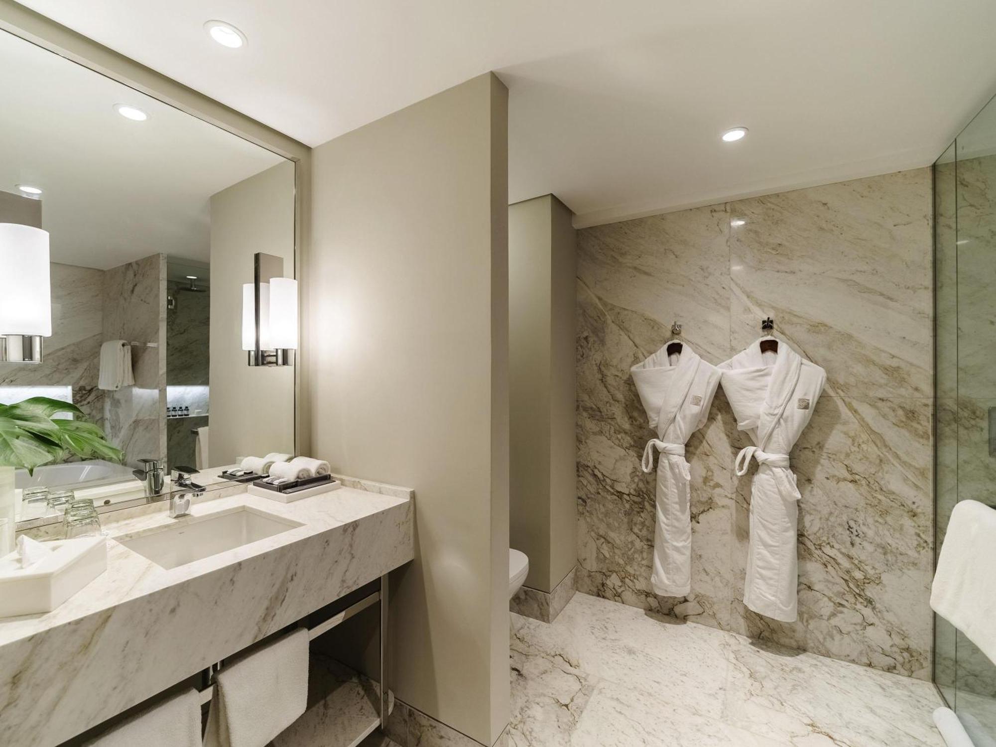 One-Bedroom Gold King Suite Sea View